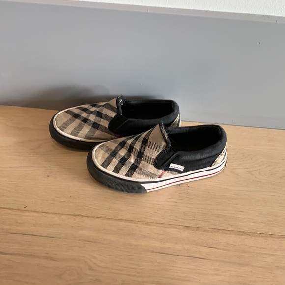 I am selling boys shoes - Picture 2 of 4